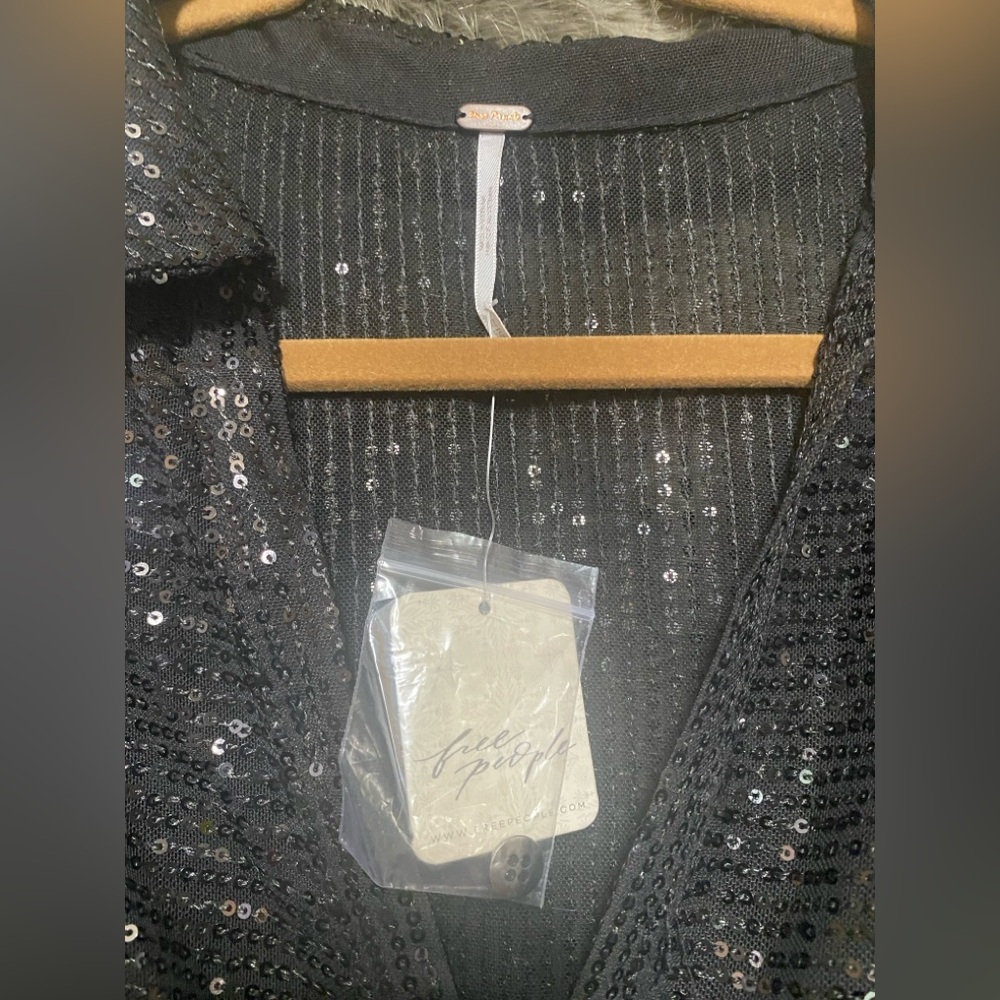 ✨NWT✨ Free People, Sequin Shirtee, Black/Noir, Size XL - Picture 11 of 13